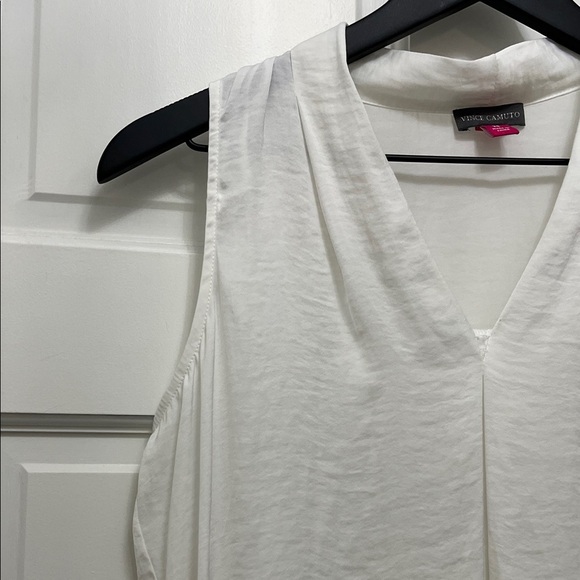 Vince Camuto White Flowy V Neck Sleeveless Blouse - Size XS - Picture 4 of 15